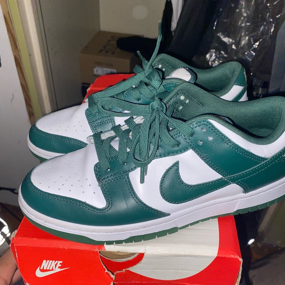 Green dunk size 8.5